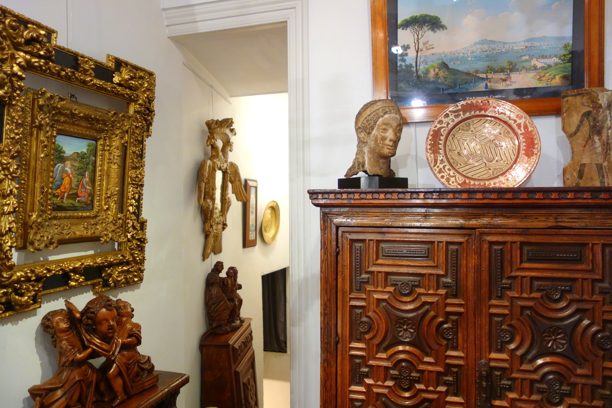 Antiquaire spécialisé en meubles et objets d'art